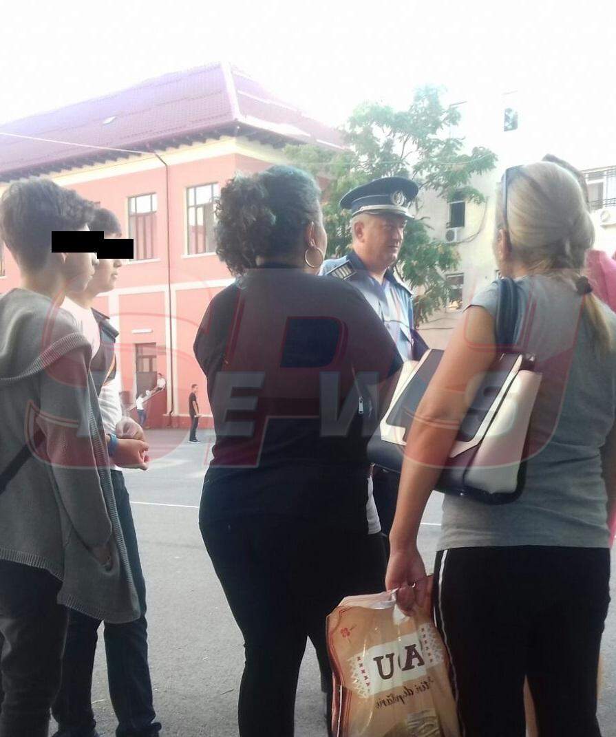 SCANDALOS / Elevi ameninţaţi de un poliţist cu probleme, chiar în şcoală!