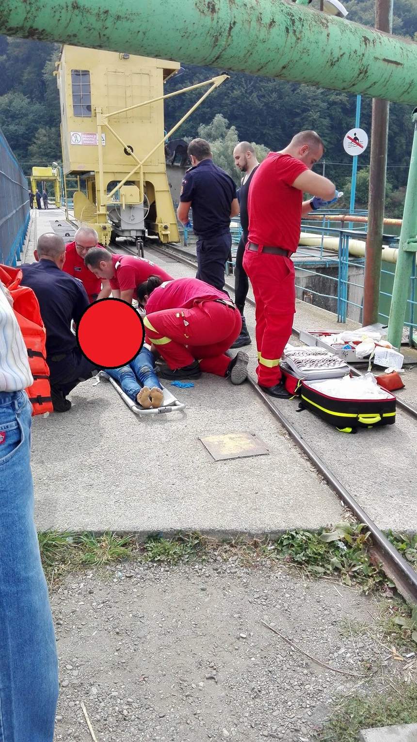 FOTO / Halucinant! O adolescentă a fost găsit moartă într-un lac din Piatra-Neamţ. Autorităţile sunt în alertă