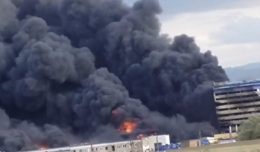 VIDEO / Incendiu puternic în Orăştie. Sute de oameni au fost evacuaţi de urgenţă