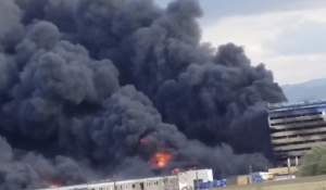 VIDEO / Incendiu puternic în Orăştie. Sute de oameni au fost evacuaţi de urgenţă