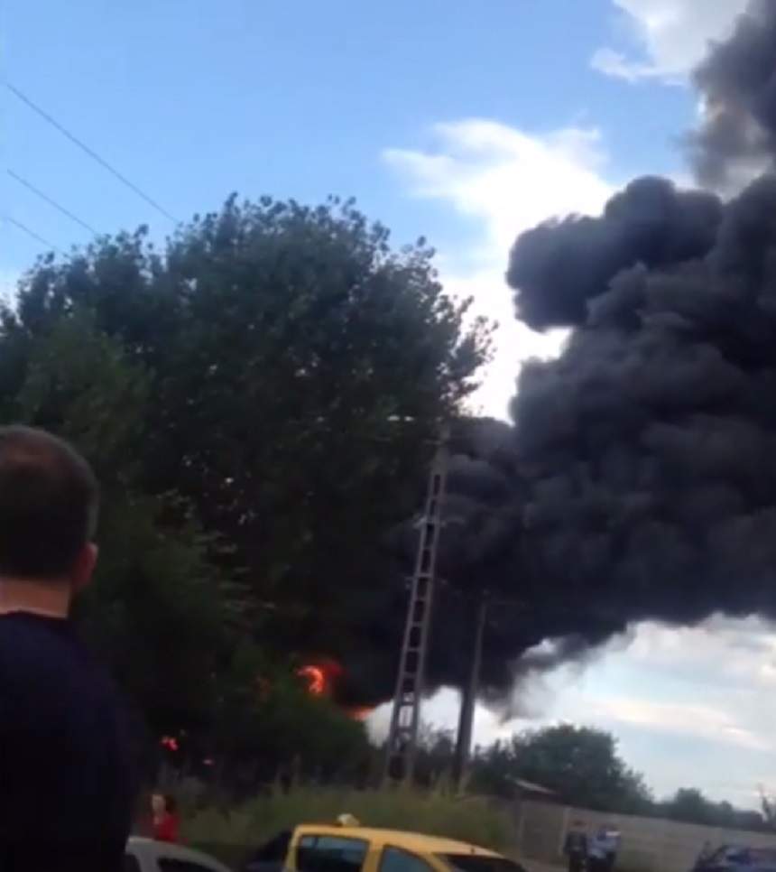 VIDEO / Incendiu puternic în Orăştie. Sute de oameni au fost evacuaţi de urgenţă