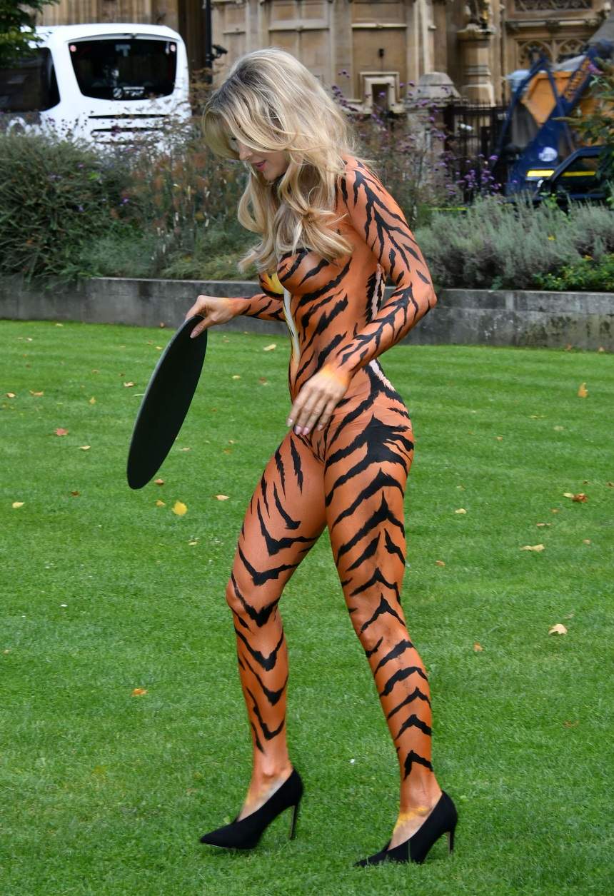 FOTO / Zgârie rău! Un fotomodel celebru a pozat cu trupul gol, pictat în culorile unui tigru