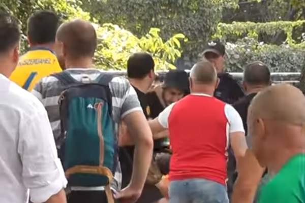 VIDEO / Imaginile groazei la Cluj-Napoca! Suporterii români şi maghiari s-au bătut ca în filme! „Ne omoară copiii”
