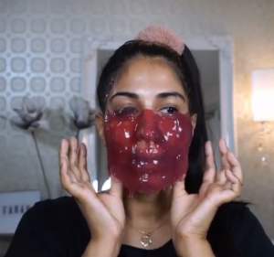 VIDEO / Şi-a pus gelatină pe faţă, iar reacţia este incredibilă! Nu credeai că poate să facă aşa ceva