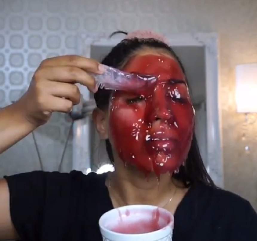 VIDEO / Şi-a pus gelatină pe faţă, iar reacţia este incredibilă! Nu credeai că poate să facă aşa ceva