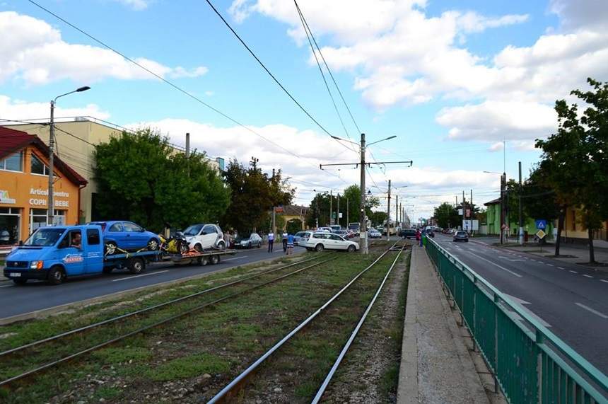 FOTO / Bebeluş, implicat într-un accident grav! În urma impactului, o maşină a fost proiectată pe linia de tramvai