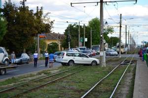 FOTO / Bebeluş, implicat într-un accident grav! În urma impactului, o maşină a fost proiectată pe linia de tramvai