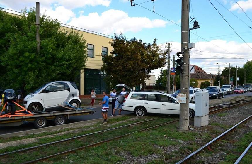 FOTO / Bebeluş, implicat într-un accident grav! În urma impactului, o maşină a fost proiectată pe linia de tramvai