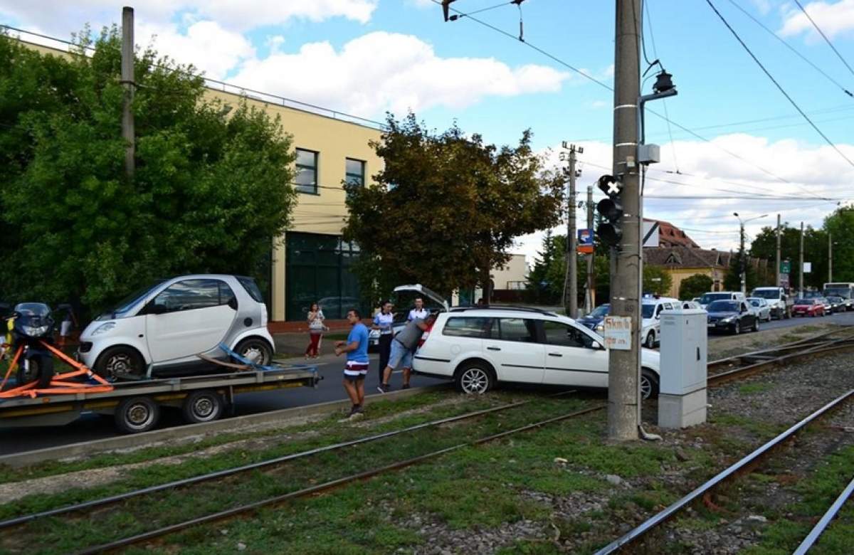 FOTO / Bebeluş, implicat într-un accident grav! În urma impactului, o maşină a fost proiectată pe linia de tramvai