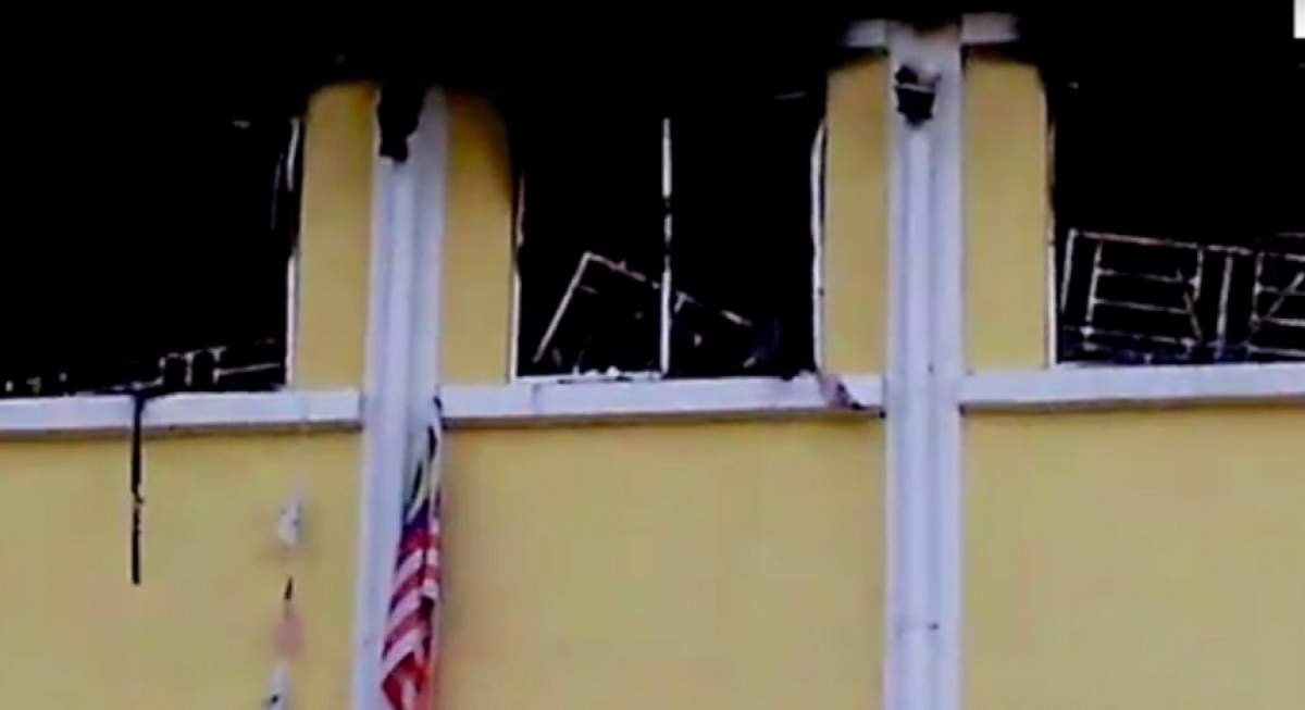 VIDEO / Incendiu puternic la o școală! Cel puțin 24 de elevi au murit arși de vii
