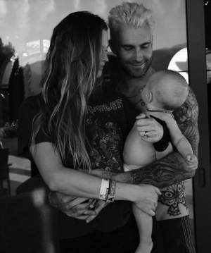 VIDEO / Adam Levine, solistul trupei Maroon 5, îşi măreşte familia! Prima poză cu burtica de gravidă a soţiei