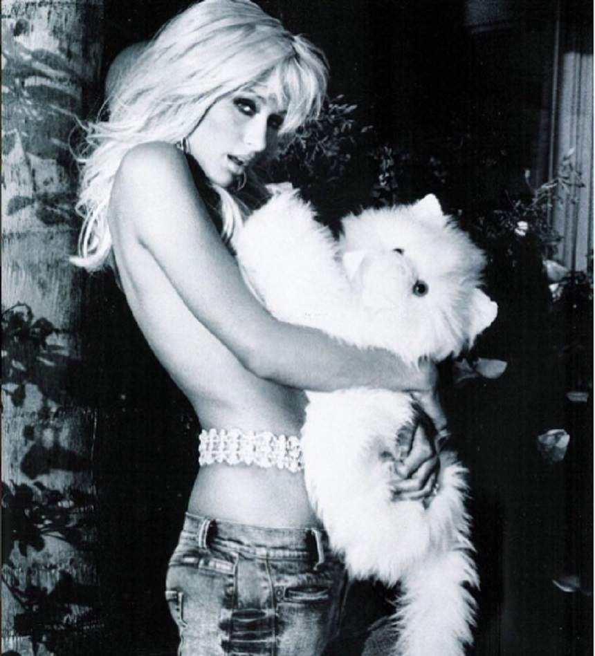 FOTO / Paris Hilton a pozat TOPLESS! Avem imaginile din timpul şedinţei foto incendiare