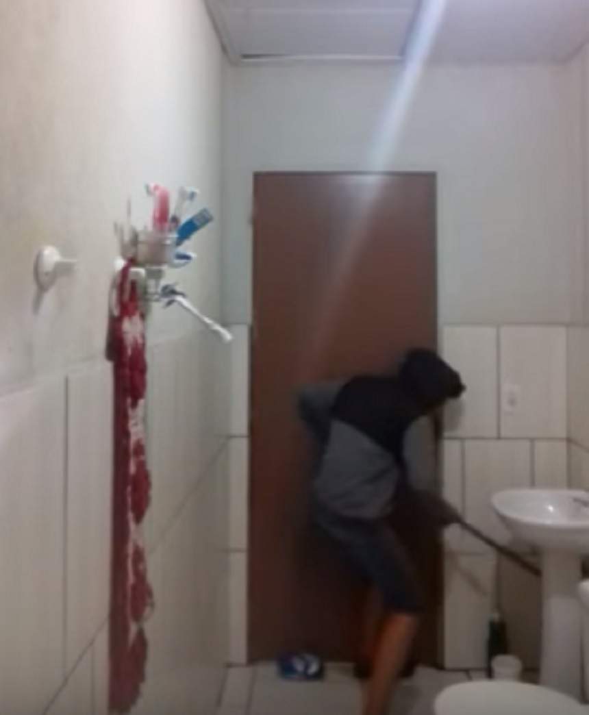 VIDEO / Râzi copios! A vrut să scape de şobolanul din baie, dar a ajuns să fie ea cea care e "vânată"