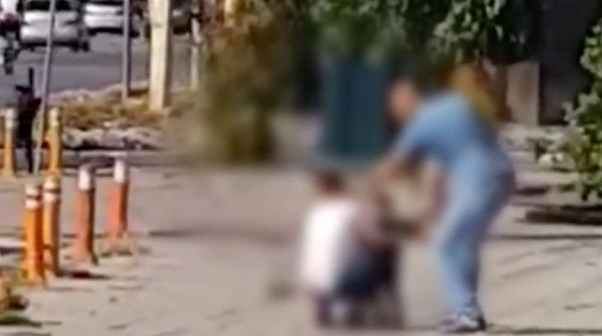 VIDEO / Scene şocante în plină stradă! O mamă cu un copil a fost lovită cu pumnul de un bărbat