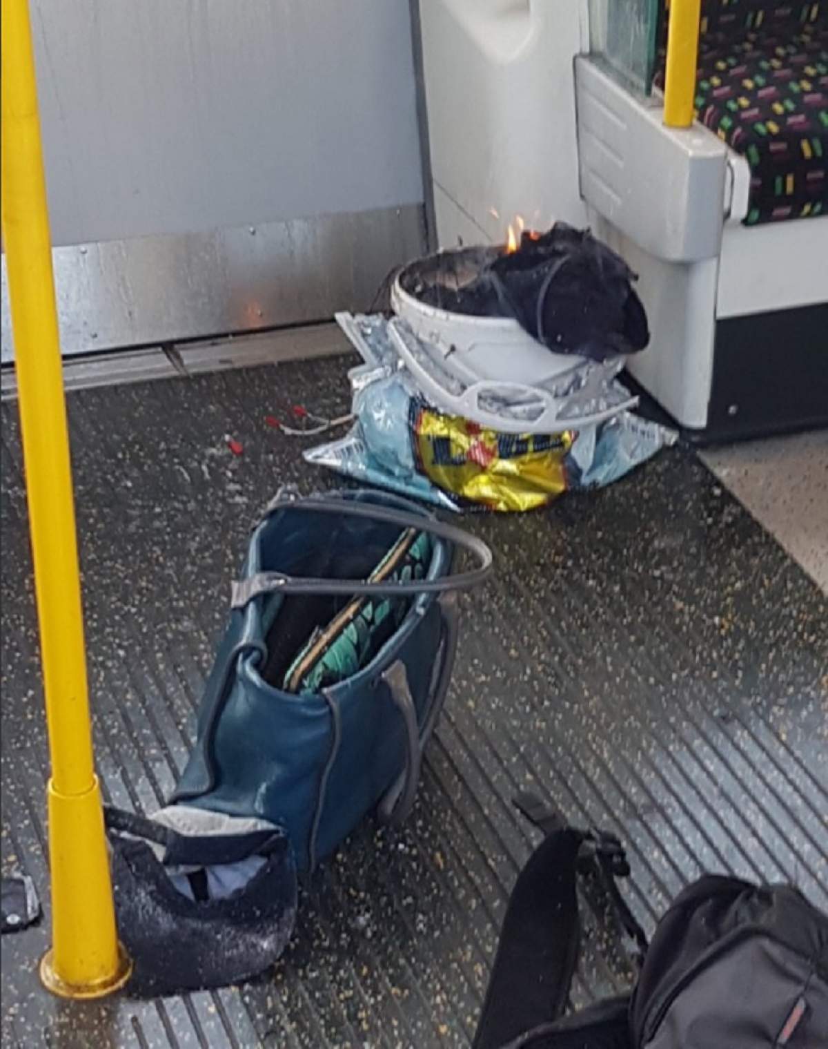 FOTO / Explozie la metroul din Londra! Există mai multe victime cu arsuri