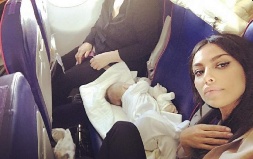 FOTO / Mădălina Ghenea a plecat din ţară alături de fiica ei! Ce a făcut micuţa în avion