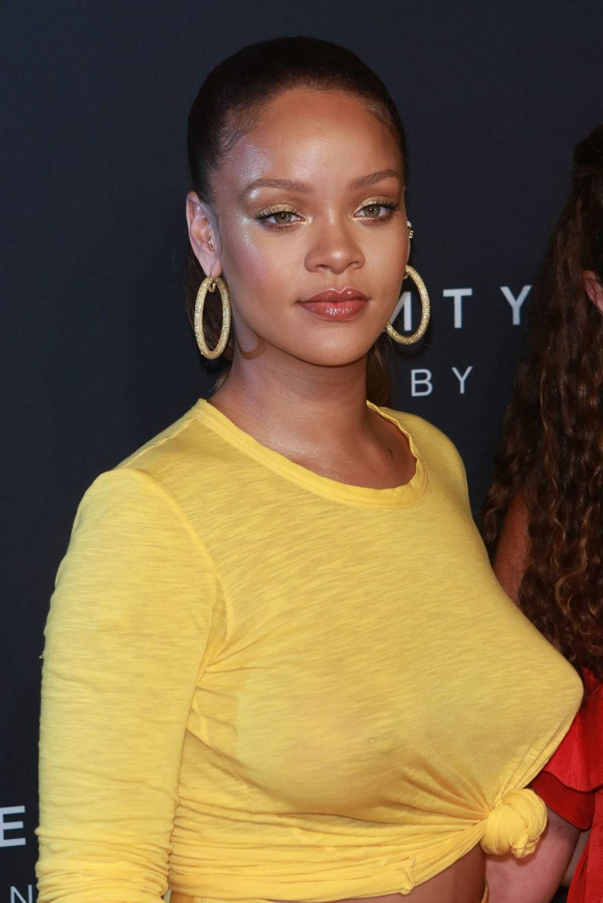 FOTO / S-a îngrăşat, dar este sexy! Cum îşi ascunde Rihanna kilogramele în plus
