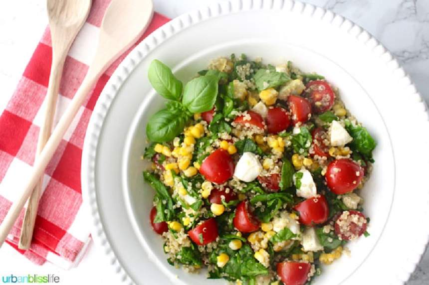 Gustos şi uşor de preparat! Salată cu quinoa şi mozzarella