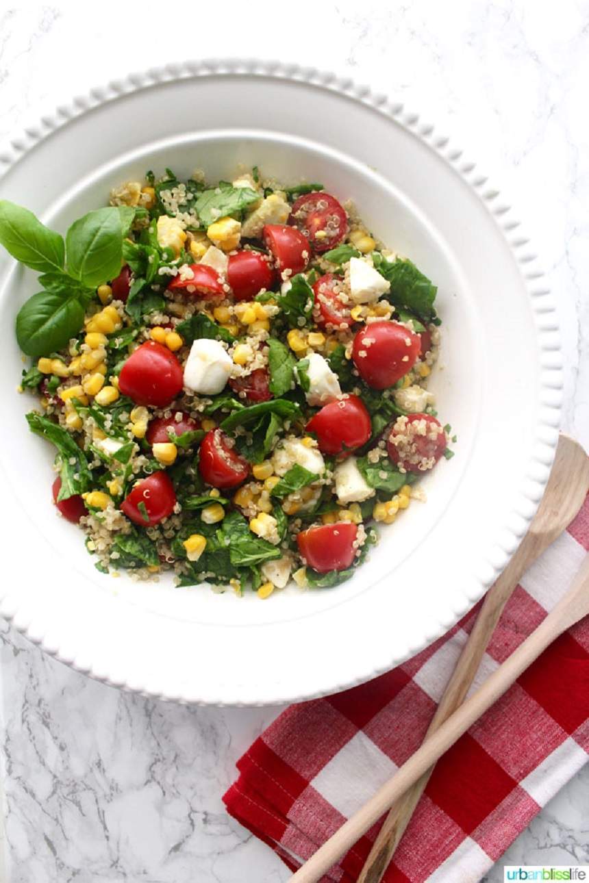 Gustos şi uşor de preparat! Salată cu quinoa şi mozzarella