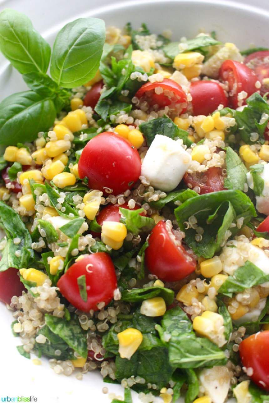 Gustos şi uşor de preparat! Salată cu quinoa şi mozzarella