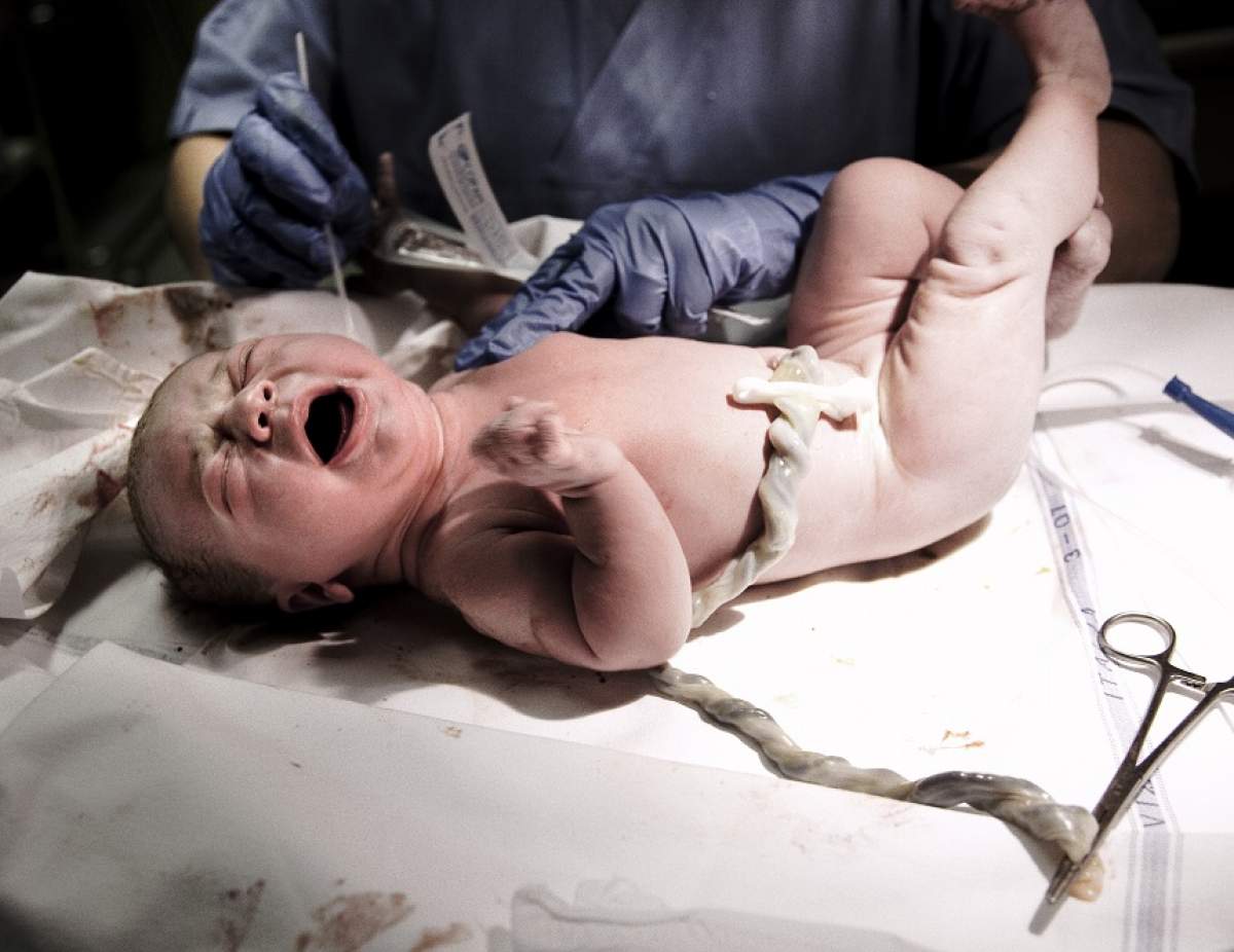 O româncă a refuzat să taie cordonul ombilical al copilului după ce a născut! Ce s-a întâmplat la scurt timp