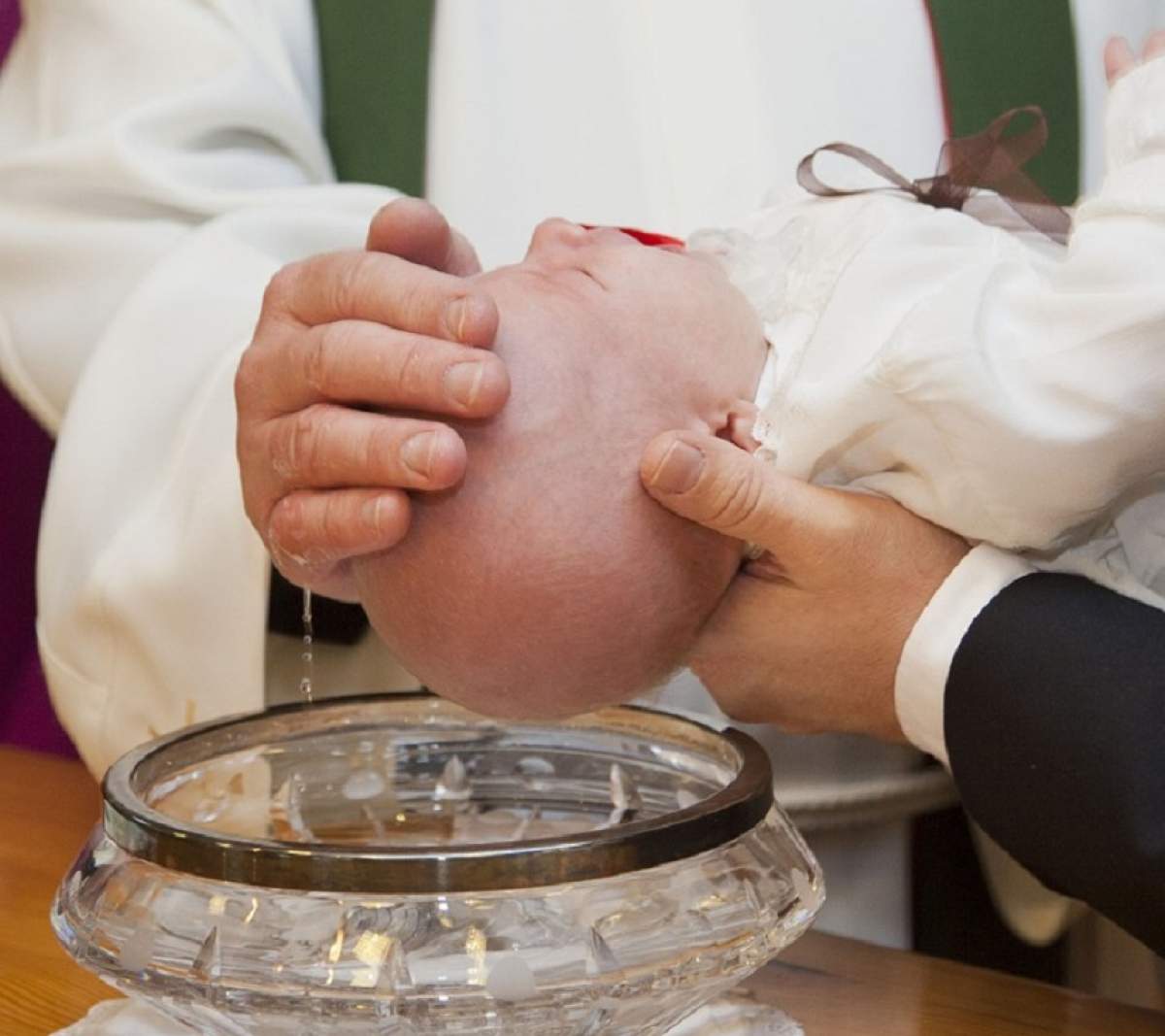 Concluziile medicilor legişti în cazul bebeluşului mort după slujba de botez! Rezultatul necropsiei a fost făcut public