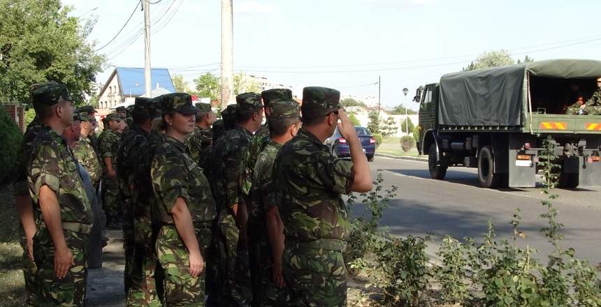 FOTO / Trupul neînsufleţit al buzoianului ucis în Afganistan a ajuns acasă. Rudele şi apropiaţii sunt în stare de şoc