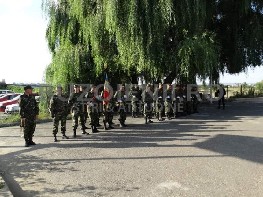 FOTO / Trupul neînsufleţit al buzoianului ucis în Afganistan a ajuns acasă. Rudele şi apropiaţii sunt în stare de şoc