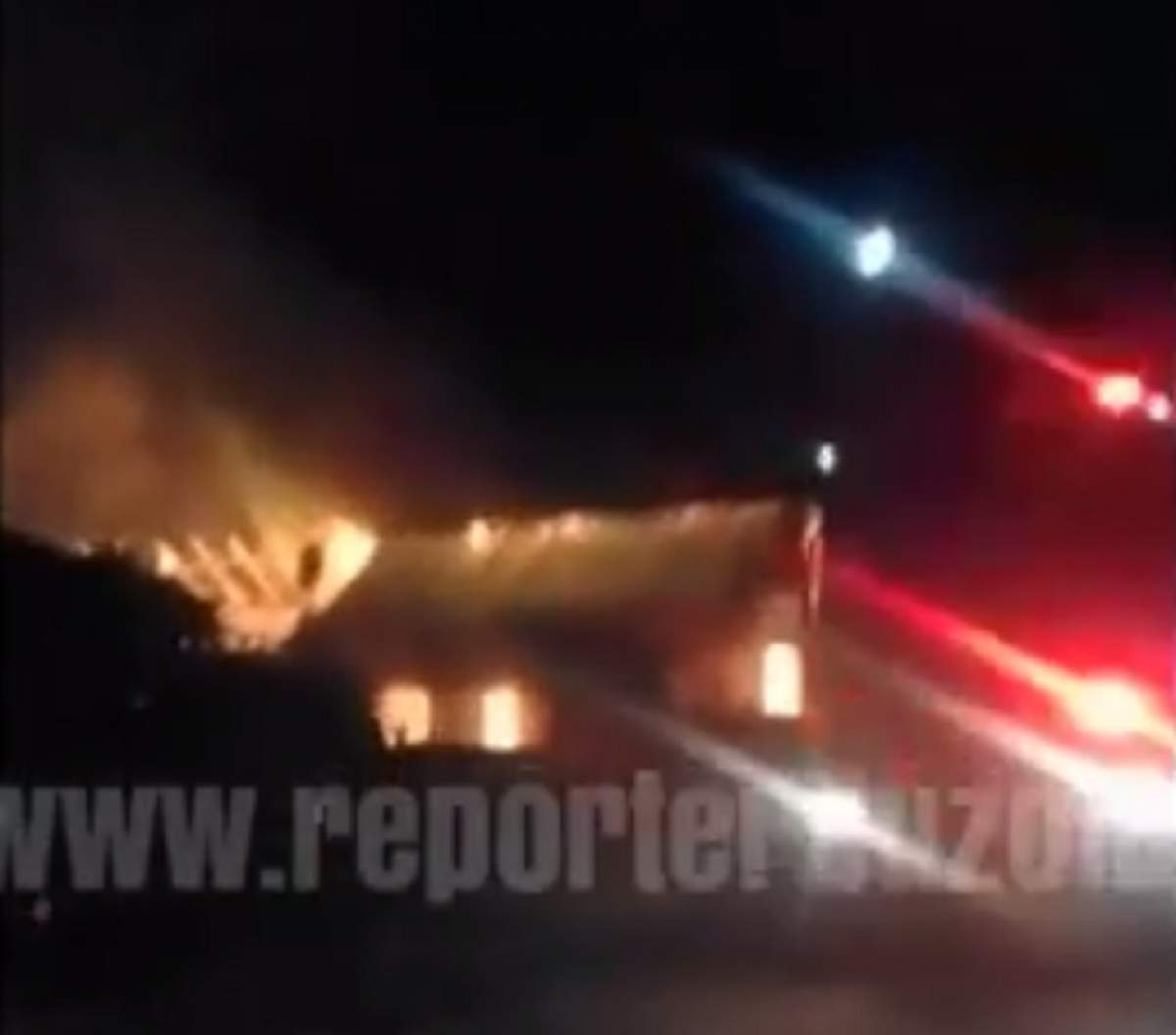 VIDEO/  Incendiu puternic într-o comună din Buzău! Un bărbat a dat foc la casă după o ceartă cu fratele lui