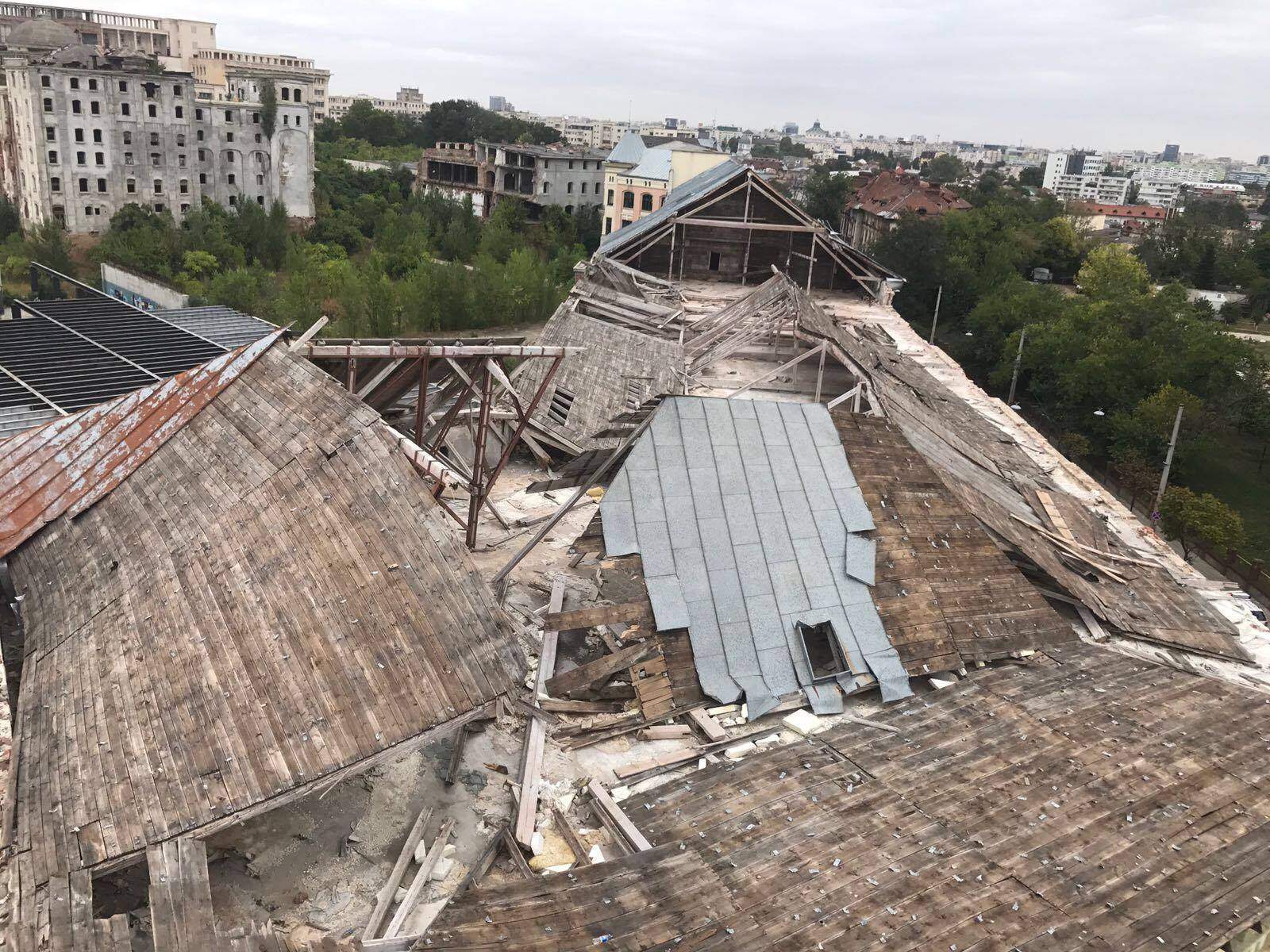 VIDEO / Panică în Bucureşti! Acoperişul unei clădiri a căzut pe şosea. Traficul este blocat