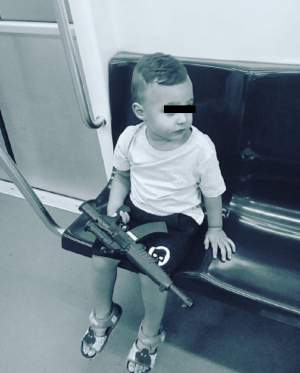 FOTO / Dominic, fiul Antoniei şi al lui Alex Velea, a călătorit cu metroul! Cum a reacţionat băieţelul