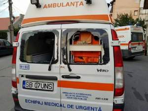 VIDEO / Ambulanţă vandalizată în Sibiu! Un bărbat a distrus maşina de salvare