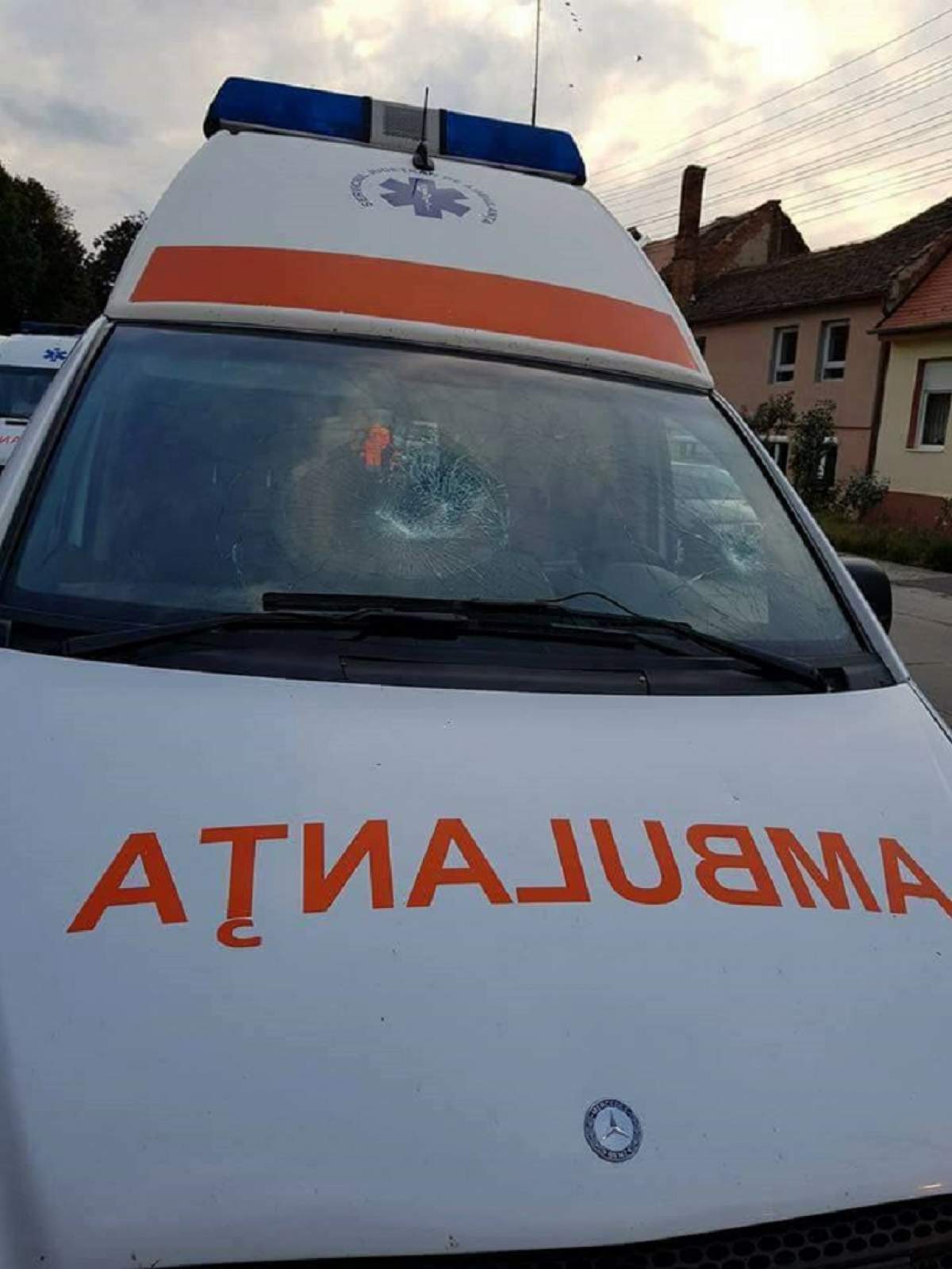 VIDEO / Ambulanţă vandalizată în Sibiu! Un bărbat a distrus maşina de salvare