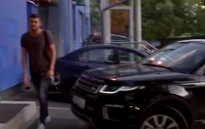 VIDEO / Răzvan Botezatu şi-a recuperat maşina! Prezentatorul TV, faţă în faţă cu cine i-a luat autoturismul