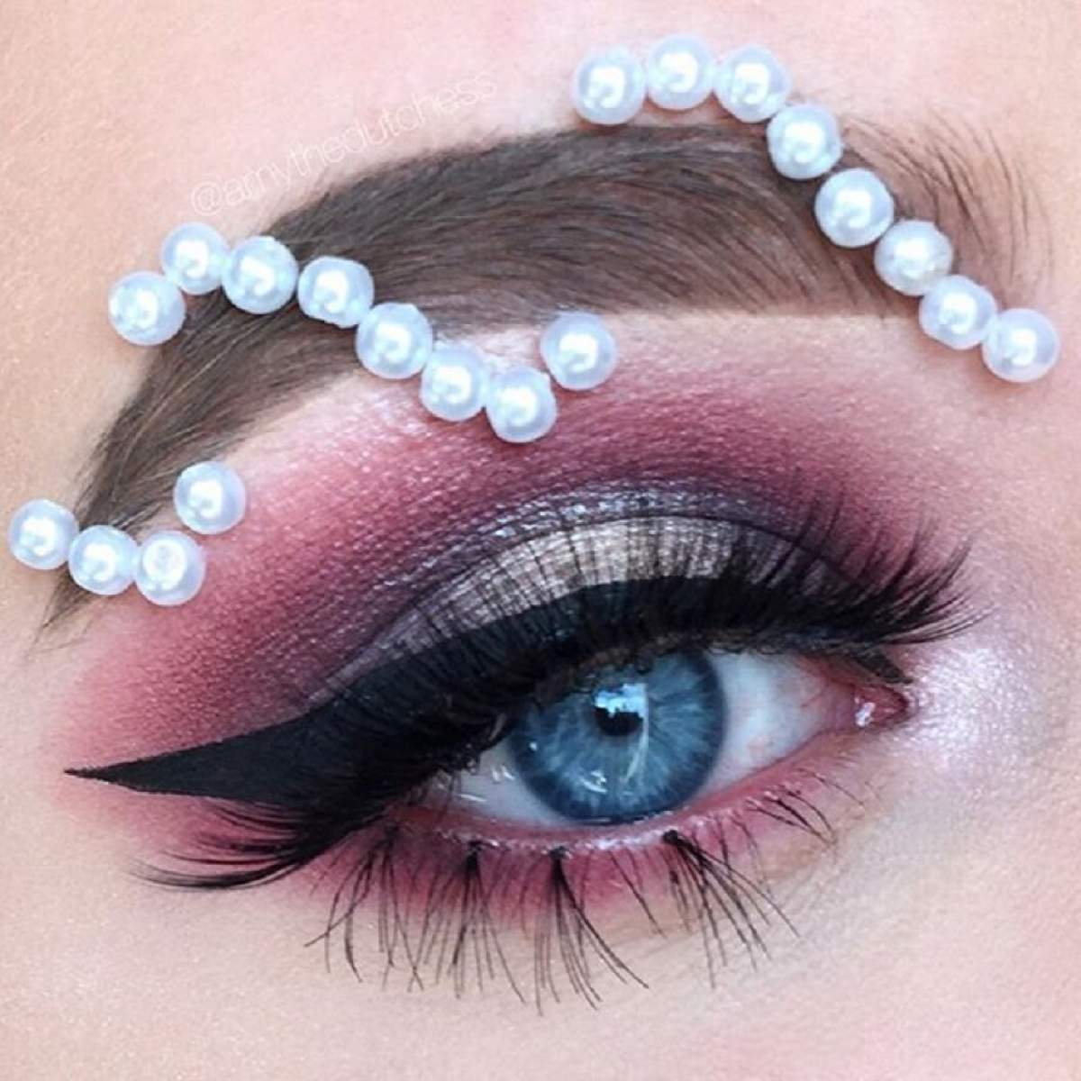 FOTO / Machiajul cu ţinte şi perle! Noul trend în materie de makeup care face furori pe internet