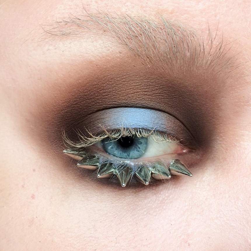FOTO / Machiajul cu ţinte şi perle! Noul trend în materie de makeup care face furori pe internet