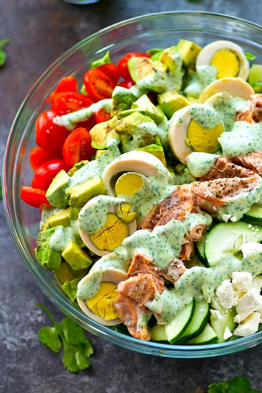 Un preparat sănătos! Salată cu somon, avocado și ou