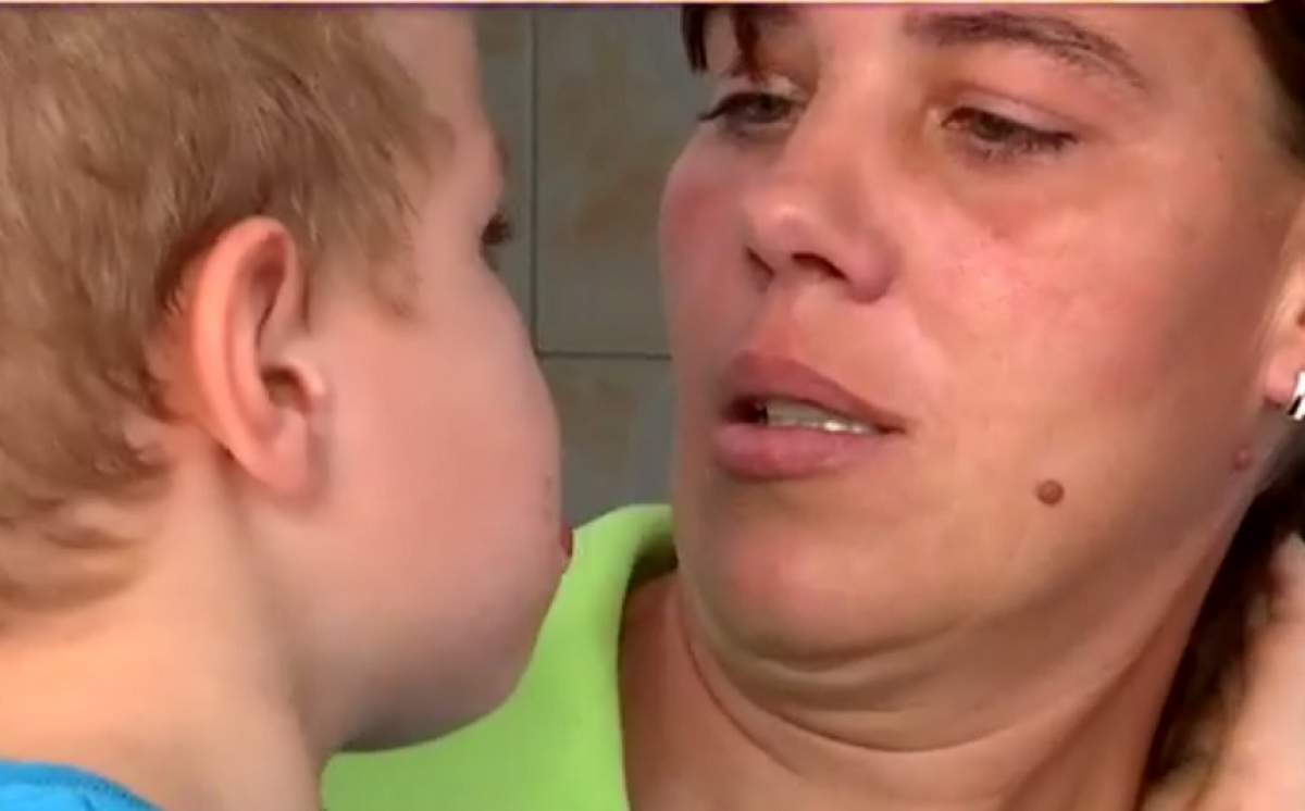 VIDEO / Mirela Vaida, în lacrimi! O femeie disperată vrea să îşi dea copilul! Micuţul plânge continuu: "Mamă, de ce mă dai?"