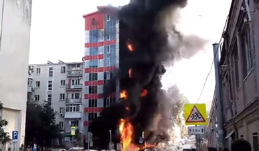 VIDEO / Incendiu puternic la un hotel! Cel puţin 5 persoane sunt moarte