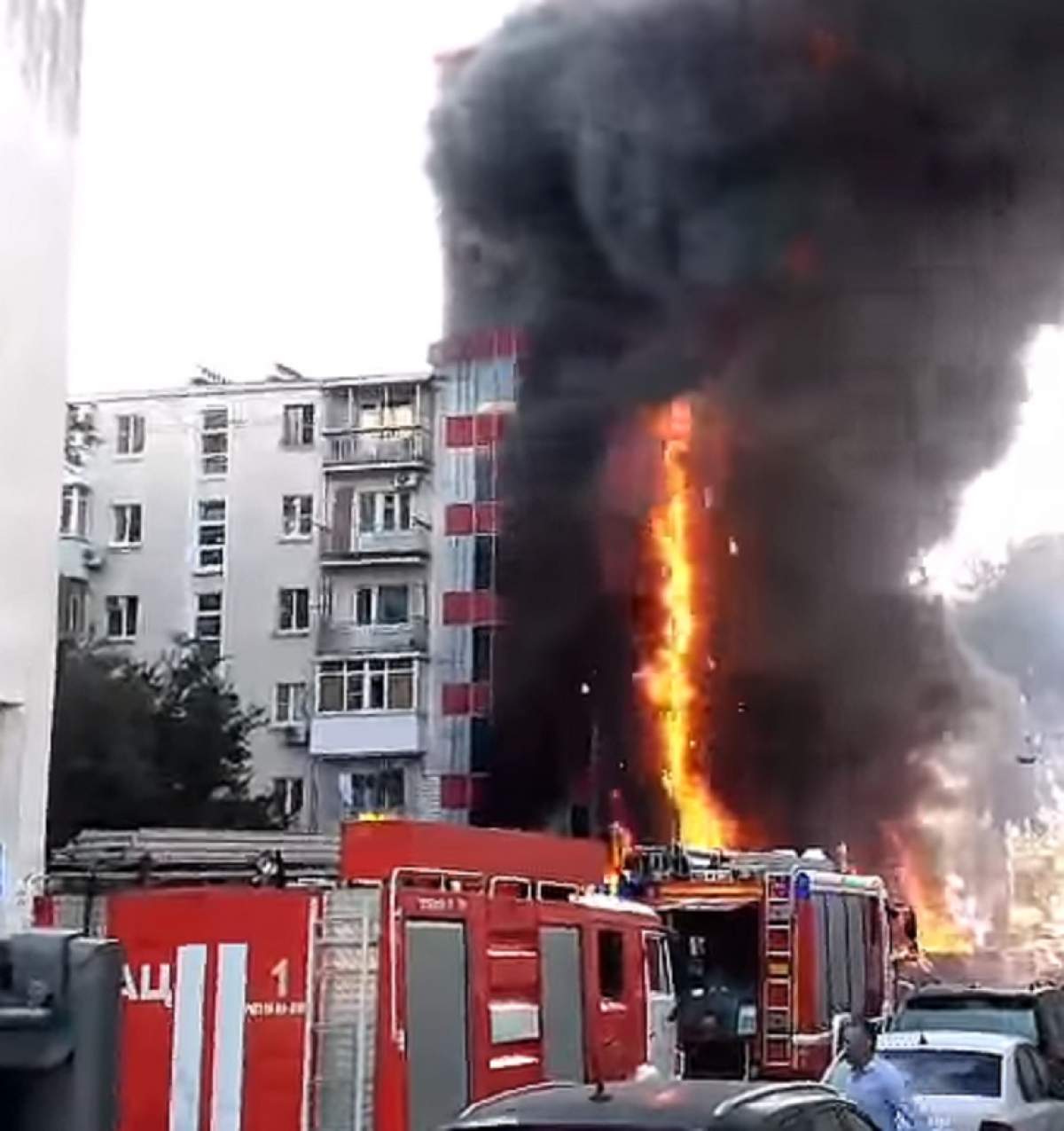 VIDEO / Incendiu puternic la un hotel! Cel puţin 5 persoane sunt moarte