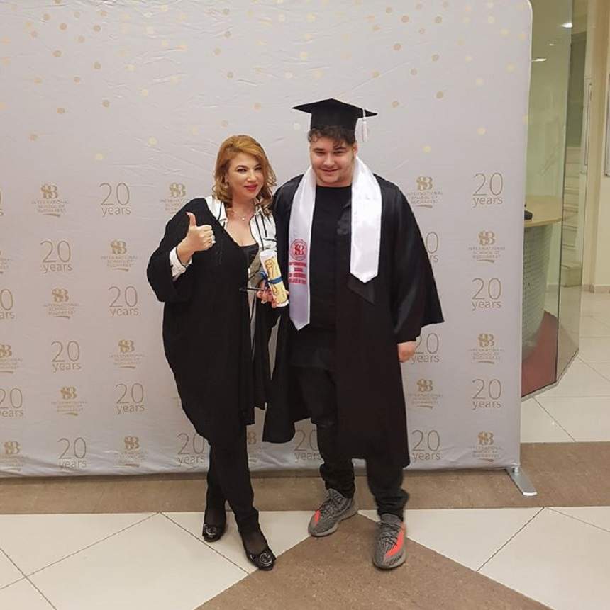 FOTO / Mihaela Borcea a fost cerută de soţie în văzul tuturor prietenilor! El e mai tânăr cu 17 ani decât vedeta! Reacţia ei