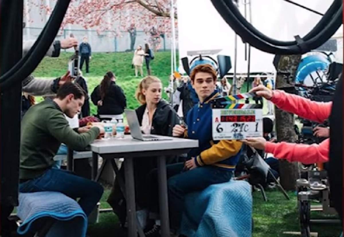 VIDEO / Un actor s-a izbit cu maşina de un stâlp! Autoturismul e complet distrus! Acuzaţii dure faţă de producării filmului "Riverdale"