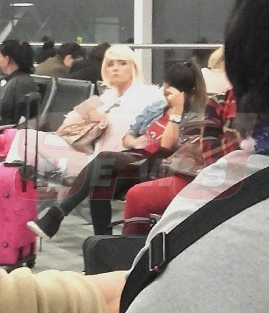 Maria Constantin, tristă şi abătută în aeroport! Cu cine şi unde a călătorit artista! IMAGINI şi INFORMAŢII EXCLUSIVE