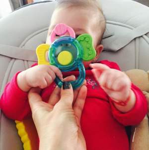 FOTO / Ce ambiţioasă e fetiţa Simonei Gherghe! La patru luni, Ana Georgia şi-a surprins mămica