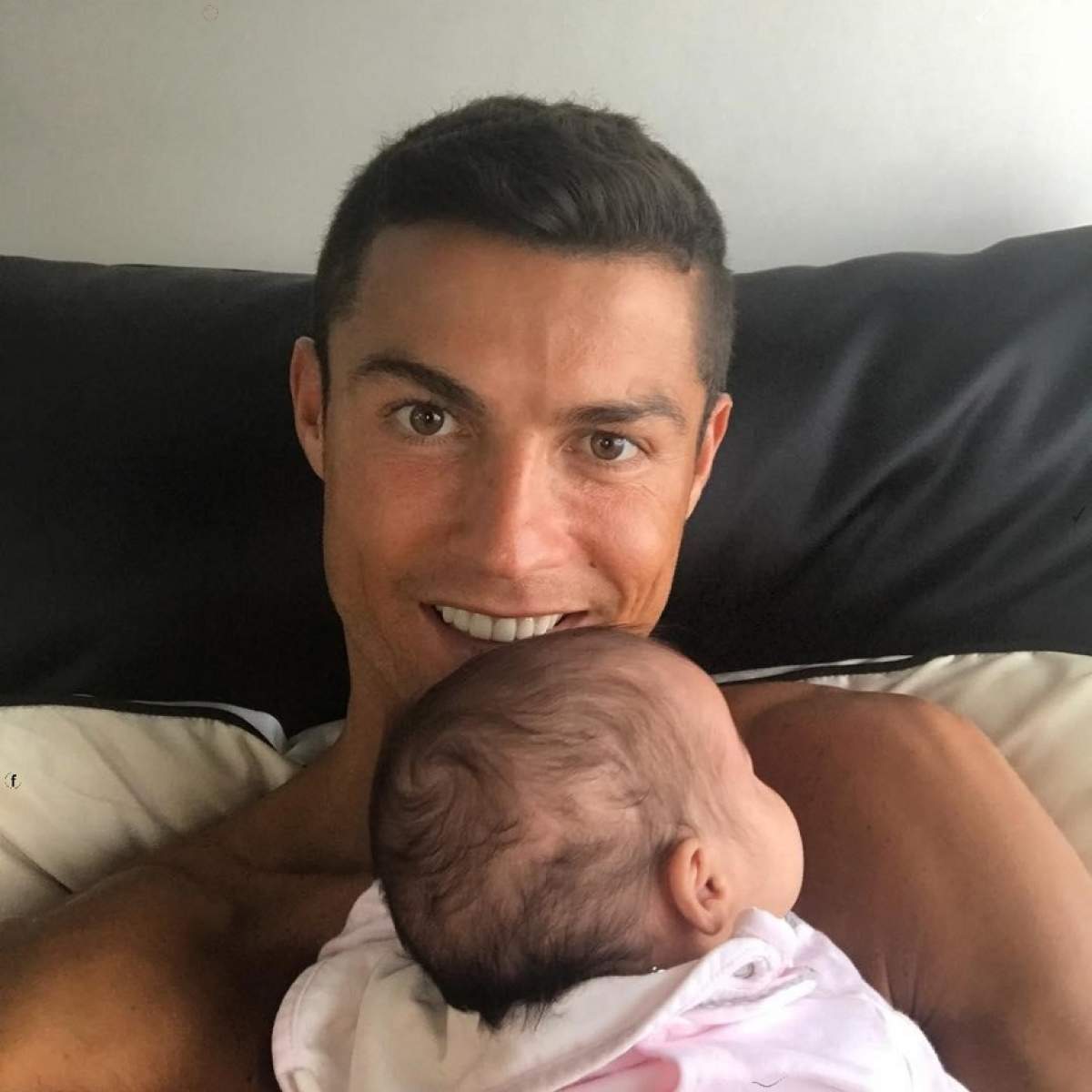 FOTO / Unul dintre cei mai râvniţi burlaci se însoară! Cristiano Ronaldo a cerut-o în căsătorie pe iubită cu un inel de peste 250.000 de euro