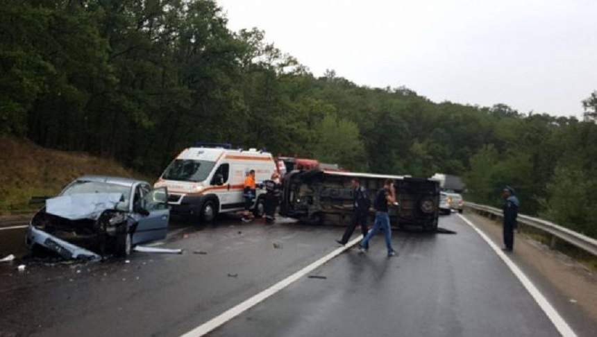 FOTO / Accident grav! Două maşini s-au ciocnit frontal în Mehedinţi. Traficul este blocat pe DN 6