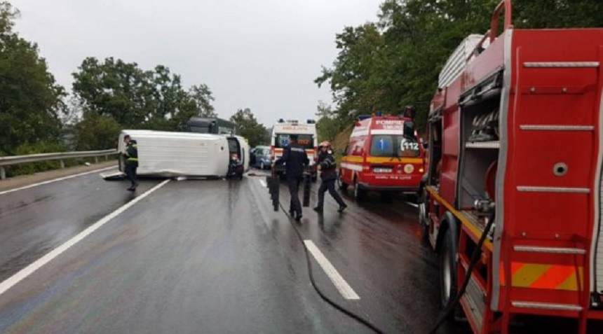 FOTO / Accident grav! Două maşini s-au ciocnit frontal în Mehedinţi. Traficul este blocat pe DN 6
