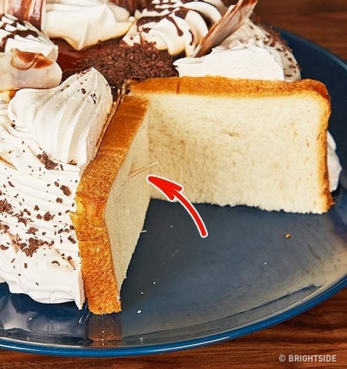 Motivul pentru care bucătarii pun pâine într-un tort după ce l-au tăiat! Doar cei mai mari chefi știu secretul