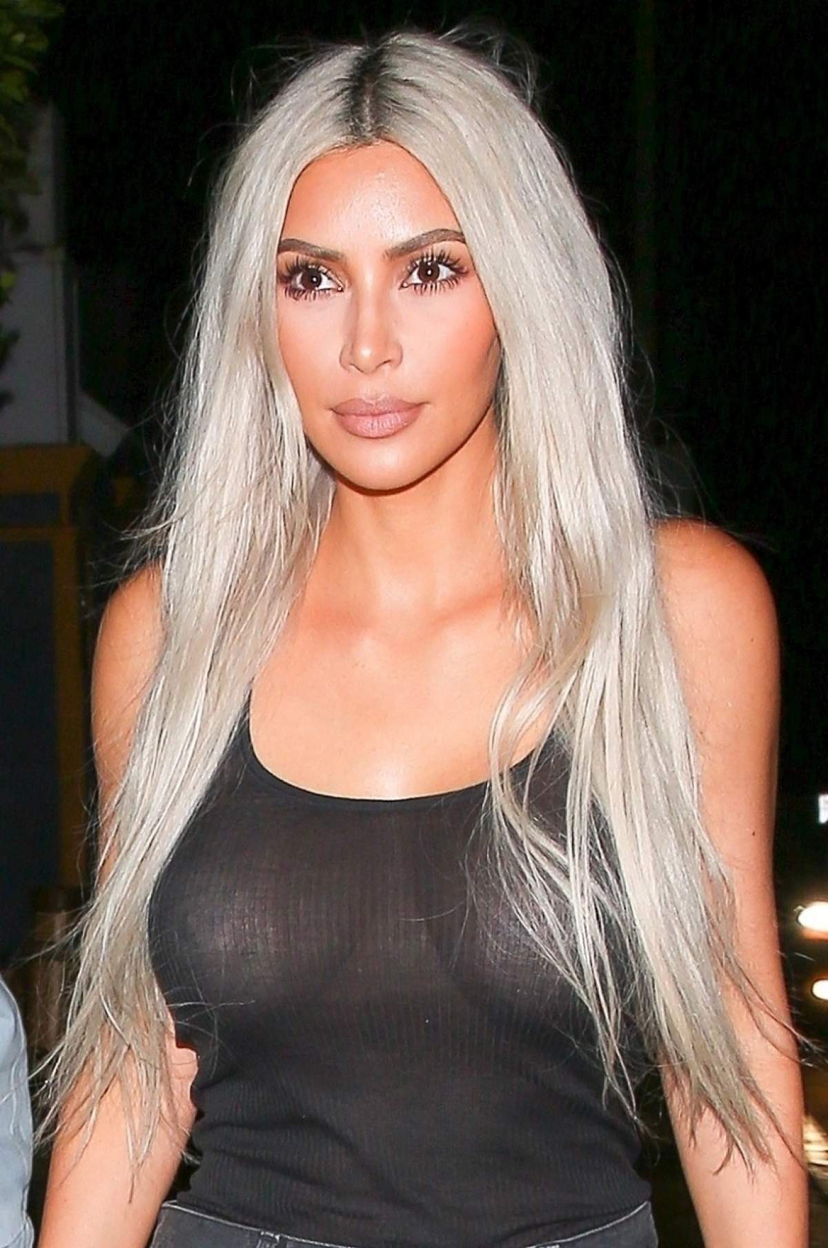 FOTO / Kim Kardashian şi-a arătat "bijuteriile" într-o bluză mult prea transparentă! Nu-ţi poţi lua ochii de la ea