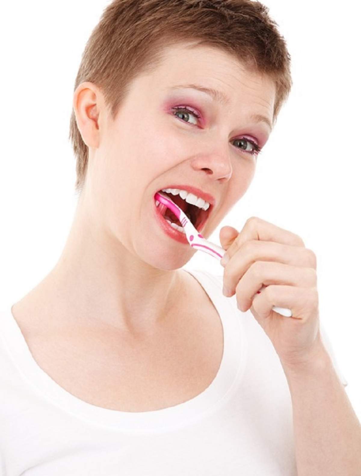 ÎNTREBAREA ZILEI: Care sunt pericolele ascunse din periuţa de dinţi? Ce se întâmplă, de fapt, când îţi sângerează gingia